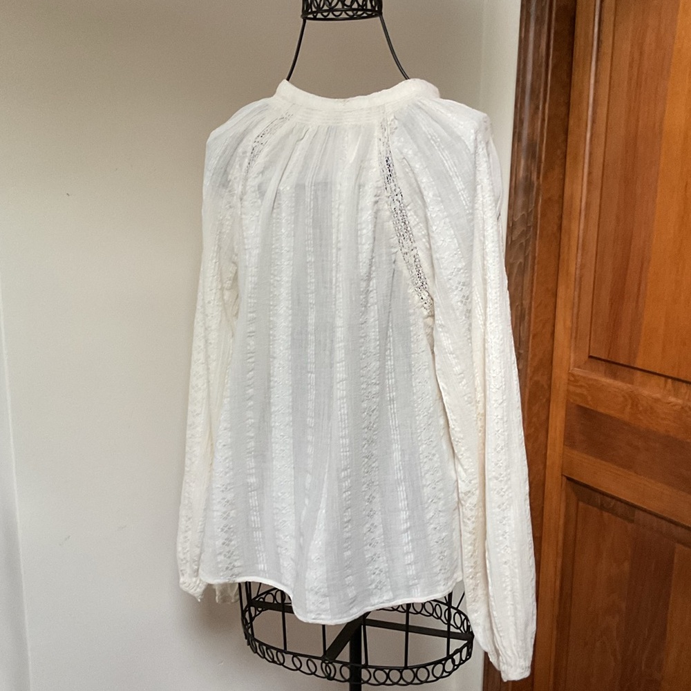 Universal Thread Cream Women's Blouse. Size Small - Picture 3 of 4